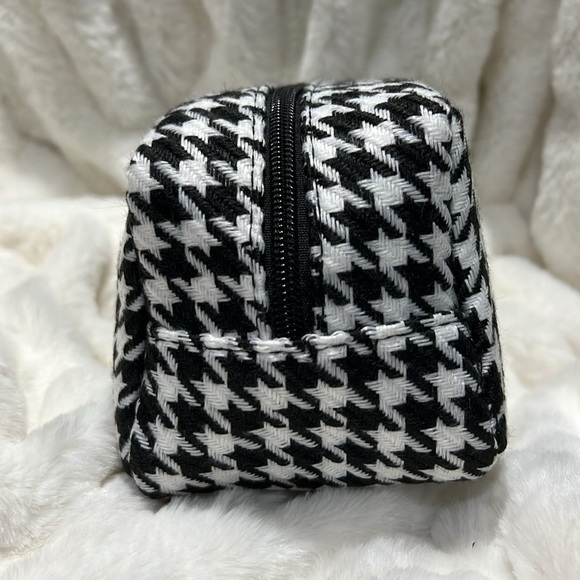 Revolution Emily in Paris City of Love Eyeshadow Palette & Bag Set - Picture 6 of 9